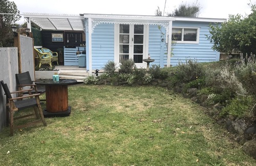 Paraparaumu Beach House | Cosy Cute Beach Cottage - 1 minute to the BEACH - Wi-Fi