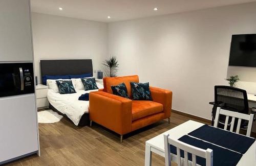 Milton Keynes Apartment | Cosy Detached Annexe With Free Off Street Parking
