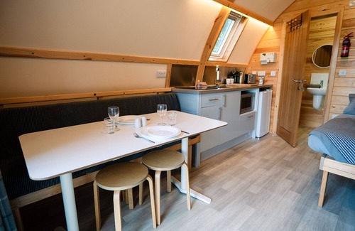 Forres Cabin | Cosy En-suite Cabin with Outdoor Firepit