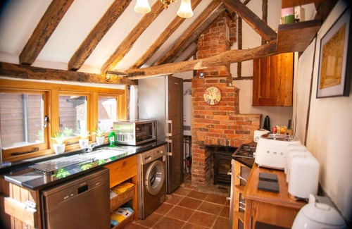 Crawley City Centre Cottage | Cosy, Entire Home, Near Gatwick & Games Room!