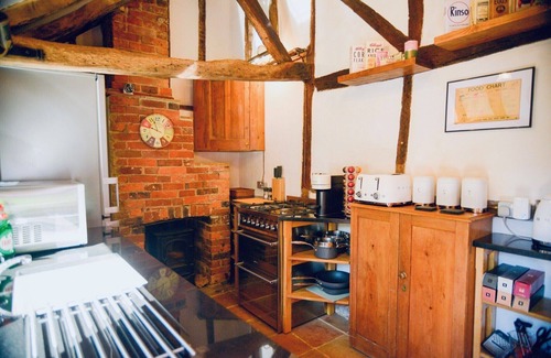Crawley City Centre Cottage | Cosy, Entire Home, Near Gatwick & Games Room!