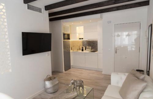 San Felipe Neri Apartment | Cosy Flat - City Center - Parking free