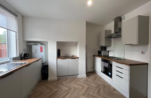 Doncaster Apartment | Cosy Fresh New Refurbished House