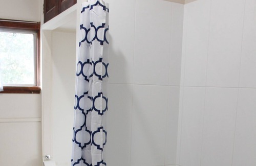 Samford Village House | Cosy Gem: 160m to Samford Village Bliss!