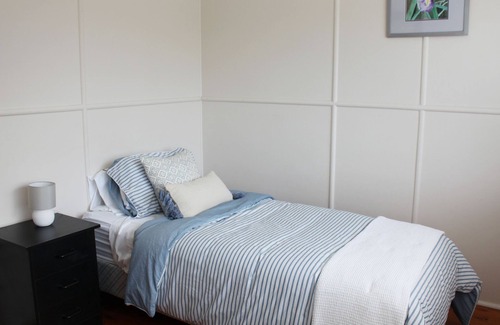 Samford Village House | Cosy Gem: 160m to Samford Village Bliss!