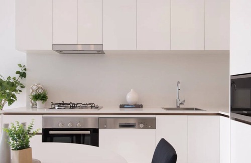 Newstead Apartment | Cosy Gym Pool Apartment in Newstead