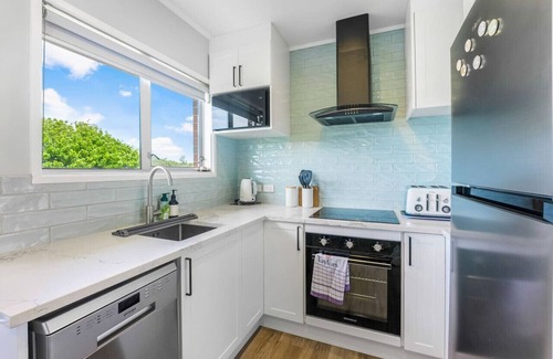 Sandringham Apartment | Cosy Haven Unit with Garage and Air-con
