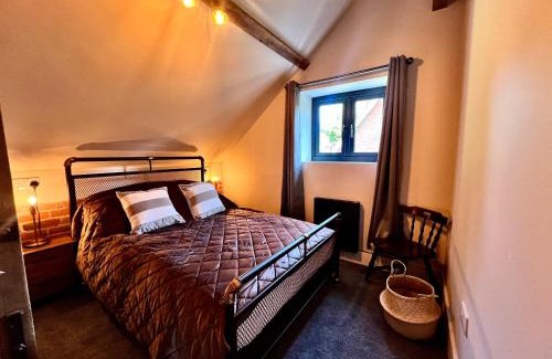 Lockerley House | Cosy Hampshire Barn Getaway, Large garden alongside a stunning river - Fire Pit, BBQ, Outdoor seating - Country walks & Pubs