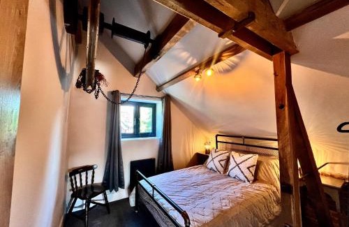 Lockerley House | Cosy Hampshire Barn Getaway, Large garden alongside a stunning river - Fire Pit, BBQ, Outdoor seating - Country walks & Pubs