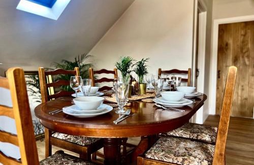 Lockerley House | Cosy Hampshire Barn Getaway, Large garden alongside a stunning river - Fire Pit, BBQ, Outdoor seating - Country walks & Pubs