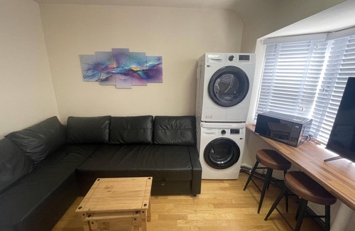 Pinkwell Apartment | Cosy Heathrow Apartment with 2 Bedrooms
