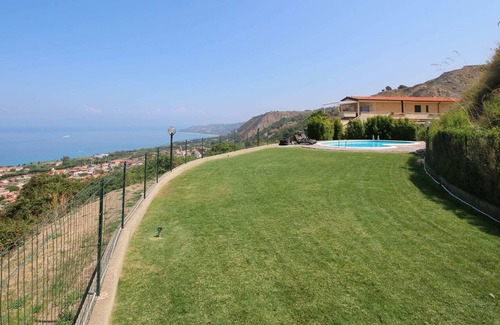 Parghelia House | Cosy Holiday Home in Parghelia with Terrace