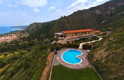 Parghelia House | Cosy Holiday Home in Parghelia with Terrace