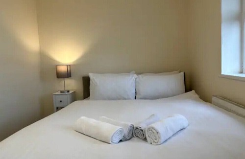 Canning Town North House | Cosy home, 10mins drive from Canary Wharf, Stratford, West Ham & Excel Centre