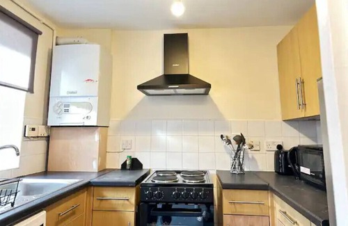 Canning Town North House | Cosy home, 10mins drive from Canary Wharf, Stratford, West Ham & Excel Centre