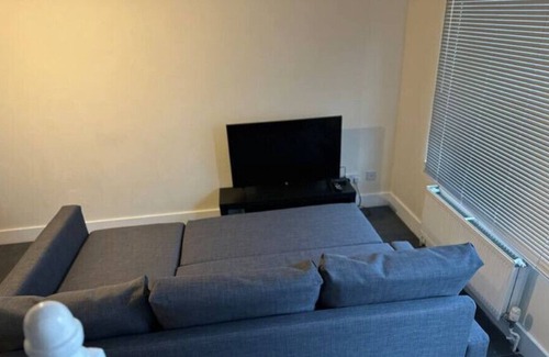 Canning Town North House | Cosy home, 10mins drive from Canary Wharf, Stratford, West Ham & Excel Centre