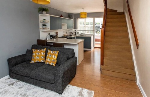Runnymede House | Cosy Homely House with Conservatory and Garden