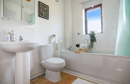 Milton Keynes House | Cosy House - Free Parking + Fast Wifi and SmartTV
