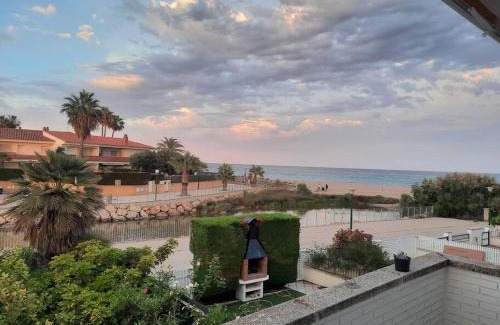 Creixell Apartment | Cosy house with garden infront of the sea