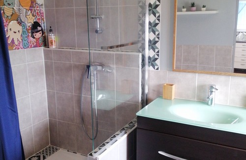 Sanguinet Bed & Breakfast | Cosy independent room, "les shadoks" Pets welcome.