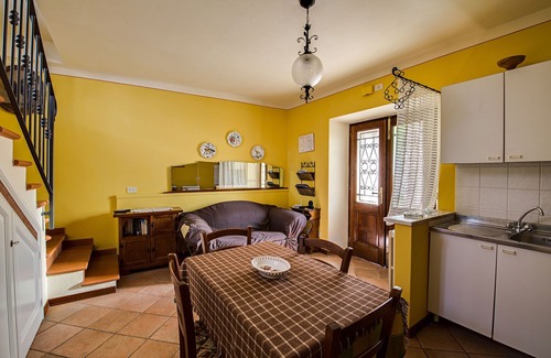 Castelnuovo di Garfagnana Apartment | Cosy apartment for 6 guests with WIFI, TV, panoramic view and parking