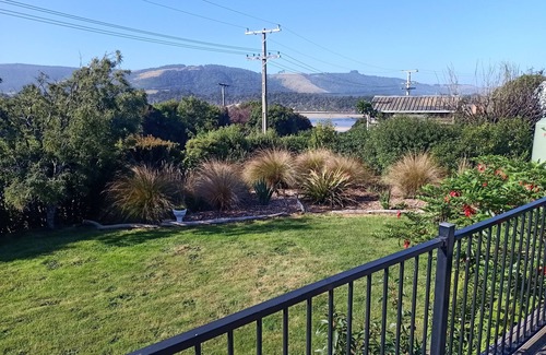 Papatowai House | Cosy kiwi holiday home with beautiful view and a short stroll to the beach!