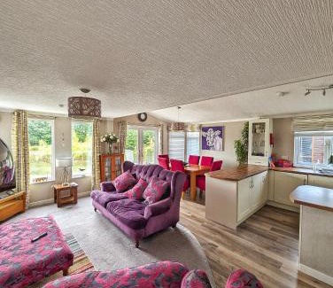 Dunning House | Cosy Lakeside Lodge - Water Views - Min 3 Night Stay