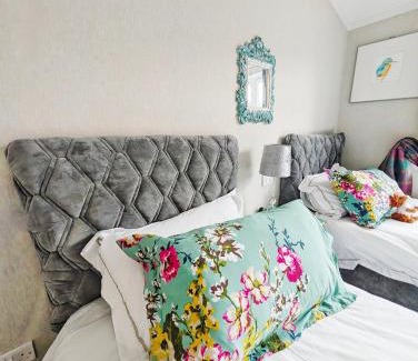 Dunning House | Cosy Lakeside Lodge - Water Views - Min 3 Night Stay