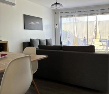 Villeneuve-les-Maguelone Apartment | Cosy Lodge T2 avec jardin