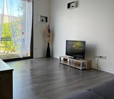 Villeneuve-les-Maguelone Apartment | Cosy Lodge T2 avec jardin