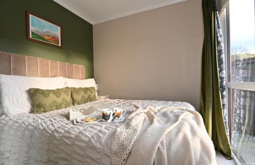 Beddgelert Ski Chalet | Cosy Lodge with Panoramic Windows & Mountain Views - Ty Pren