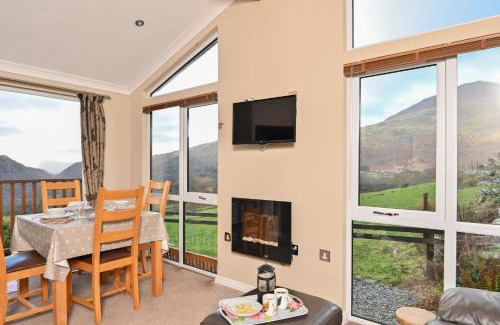 Beddgelert Ski Chalet | Cosy Lodge with Panoramic Windows & Mountain Views - Ty Pren