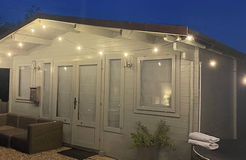 Ashbourne Cabin | Cosy Log cabin with hot tub and private garden in quaint Derbyshire Village.