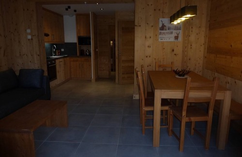 Mont-de-Lans Ski Chalet | Cosy luxury chalet apartment, direct access to slopes, panoramic view