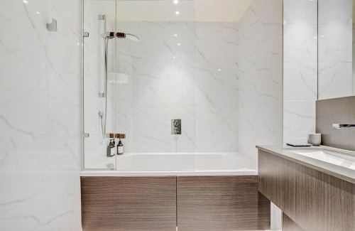 Sands End Apartment | Cosy Manhattan Studio with Balcony