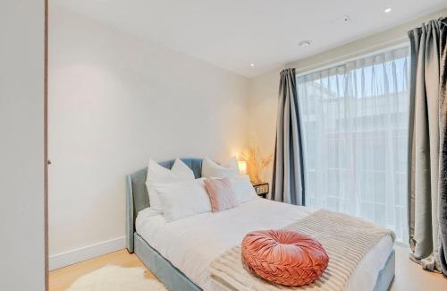 Sands End Apartment | Cosy Manhattan Studio with Balcony