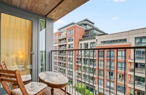 Sands End Apartment | Cosy Manhattan Studio with Balcony