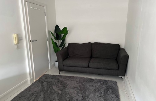 Whittington Apartment | Cosy One Bedroom Apartment, close to Mill Hill Broadway Train Station