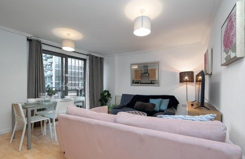 East Acton Apartment | Cosy One bedroom flat opposite station