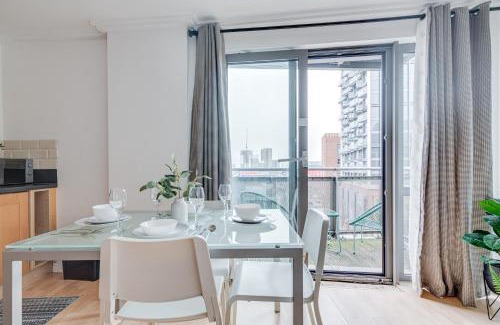 East Acton Apartment | Cosy One bedroom flat opposite station