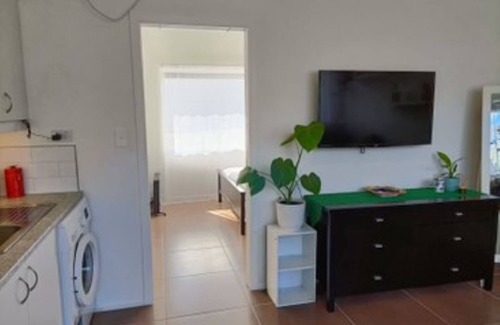 Chatswood Apartment | Cosy one bedroom studio in a Serene backyard. Minutes away to all amenities