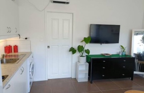 Chatswood Apartment | Cosy one bedroom studio in a Serene backyard. Minutes away to all amenities
