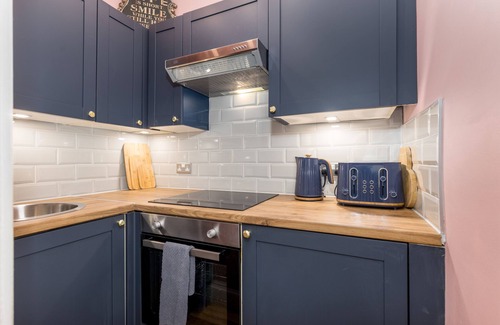 Leith Apartment | Cosy retreat half a mile from Holyrood Palace & Royal Mile!