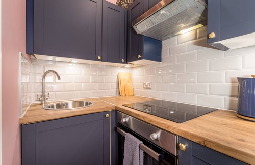 Leith Apartment | Cosy retreat half a mile from Holyrood Palace & Royal Mile!