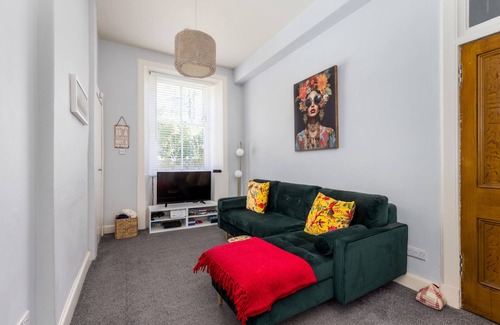 Leith Apartment | Cosy retreat half a mile from Holyrood Palace & Royal Mile!