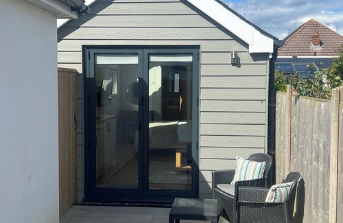 Mudeford Apartment | Cosy retreat just a short stroll from the beach and Mudeford Quay.