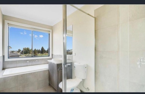 Truganina House | Cosy Room with Lock, TV & Private Toilet