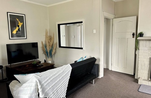 Oamaru House | Cosy seaside villa with a pool table!
