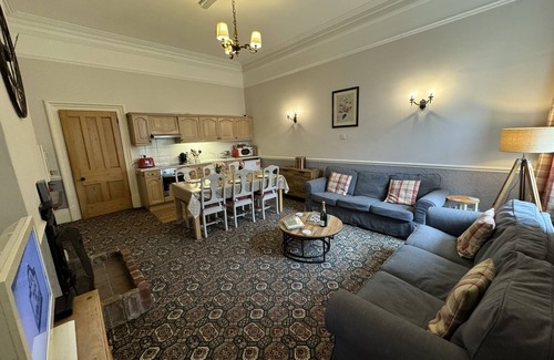 Wormhill Apartment | Cosy self catering apartment in large Victorian Residence
