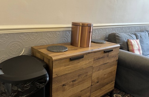 Wormhill Apartment | Cosy self catering apartment in large Victorian Residence